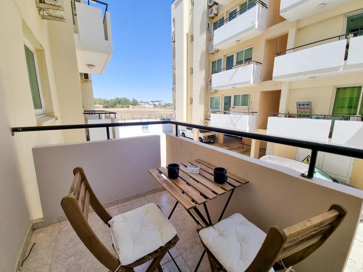 Dock Holiday Apartment Larnaca Extérieur photo