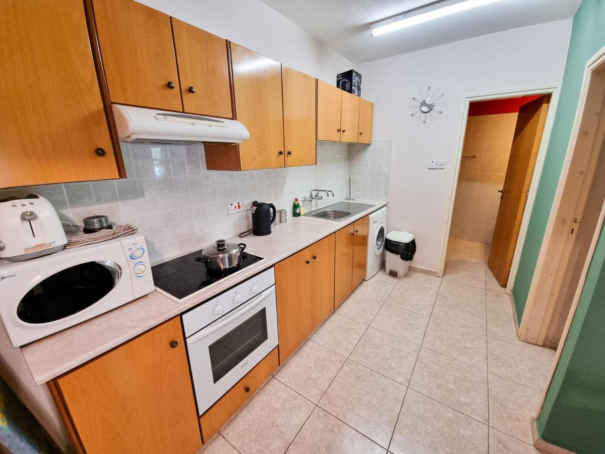 Dock Holiday Apartment Larnaca Extérieur photo