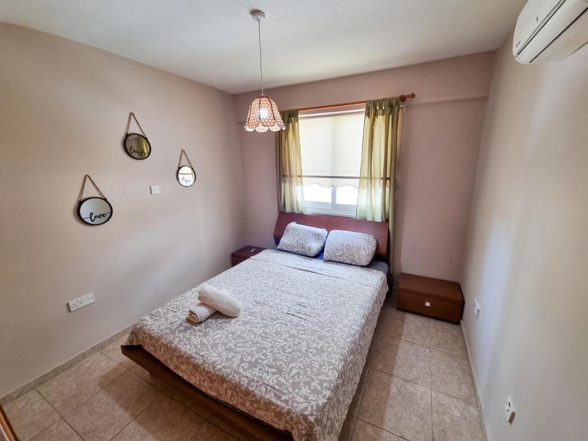 Dock Holiday Apartment Larnaca Extérieur photo