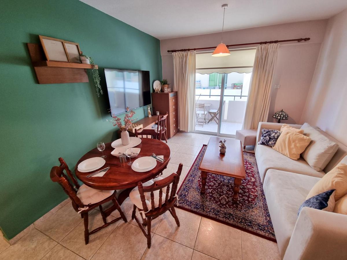 Dock Holiday Apartment Larnaca Extérieur photo